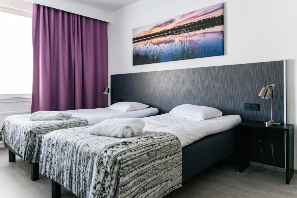 HOTEL LUX KAKSOISJOUSITETTU RUNKOSÄNKY PETAUSPATJALLA