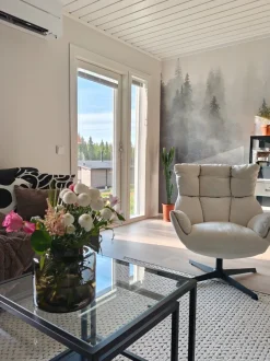 HYGGE NOJATUOLI, PYÖRIVÄLLÄ JALUSTALLA JA JALKARAHILLA