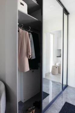MIRRORLINE MITTATILAUSKOMEROT LIUKUOVILLA, SARANAOVILLA TAI VAATEHUONEEN SÄILYTYSRATKAISUT
